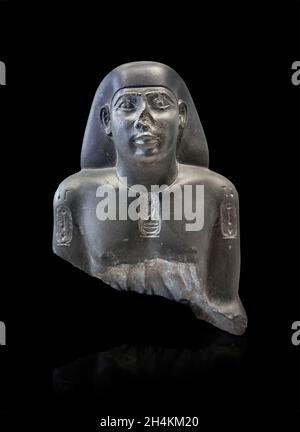 Fragment de statue égyptienne d'un homme, naophore , dédié à Horus, 610-595, 26e dynadry,Letopolis, graywack.Musée du Louvre E10709.Règne de Nekao II Banque D'Images