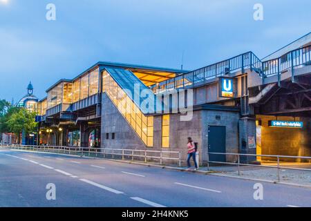 BERLIN, ALLEMAGNE - 18 AOÛT 2017 : vue sur la station de métro U-Bahn Nollendorfplatz. Banque D'Images
