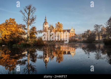 Parc du Prince Pueckler et château se reflétant dans l'eau, Bad Muskau sur la frontière allemande polonaise.vue panoramique spectaculaire du paysage d'automne pittoresque.site de l'UNESCO. Banque D'Images