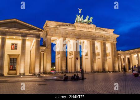 BERLIN, ALLEMAGNE - 6 SEPTEMBRE 2017 : crépuscule à la porte Brandenburger Tor de Brandebourg à Berlin. Banque D'Images