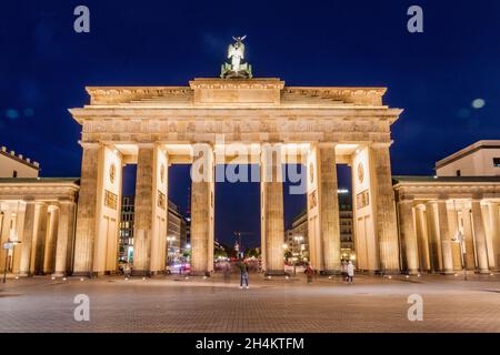 BERLIN, ALLEMAGNE - 6 SEPTEMBRE 2017 : crépuscule à la porte Brandenburger Tor de Brandebourg à Berlin, Allemagne Banque D'Images