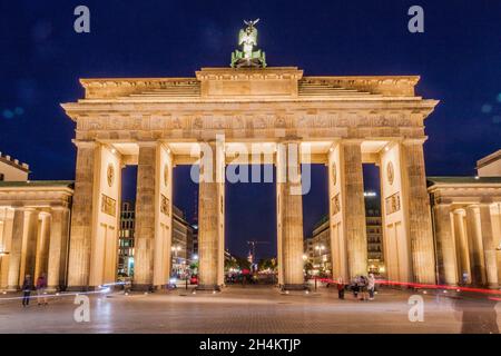 BERLIN, ALLEMAGNE - 6 SEPTEMBRE 2017 : crépuscule à la porte Brandenburger Tor de Brandebourg à Berlin, Allemagne Banque D'Images