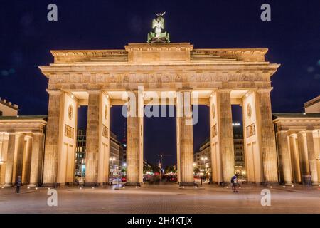 BERLIN, ALLEMAGNE - 6 SEPTEMBRE 2017 : crépuscule à la porte Brandenburger Tor de Brandebourg à Berlin, Allemagne Banque D'Images