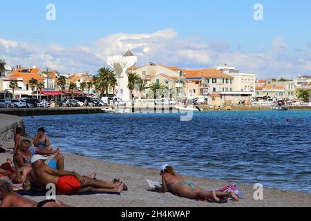 VODICE, CROATIE - 6 SEPTEMBRE 2016 : il offre une vue sur la partie centrale de la station balnéaire depuis les plages de la ville. Banque D'Images