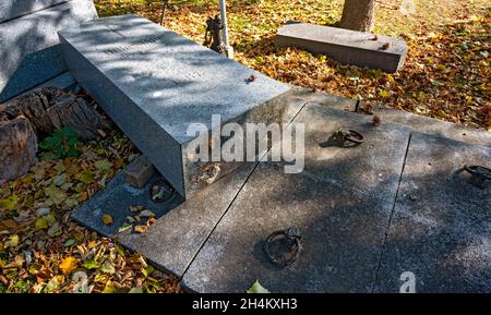 Tombe démolie avec un vieux cimetière et de la pierre tombale déchue au cimetière central viennois, en Autriche Banque D'Images