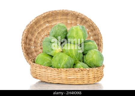 Choux de bruxelles mûrs bio avec des plats de paille, gros plan, isolés sur du blanc. Banque D'Images