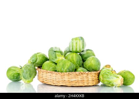 Choux de bruxelles mûrs bio avec des plats de paille, gros plan, isolés sur du blanc. Banque D'Images