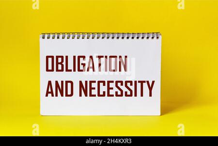OBLIGATION ET NÉCESSITÉ - mot écrit dans un bloc-notes sur fond jaune.Concept d'entreprise Banque D'Images