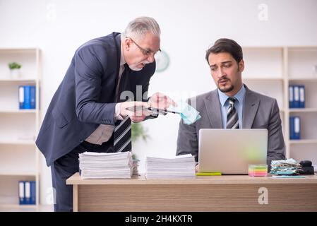 Deux comptables masculins dans le concept de planification budgétaire sur le lieu de travail Banque D'Images