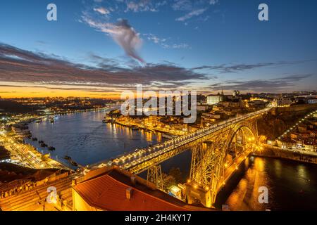 Vue sur Porto avec le fleuve Douro et le pont Dom Luis I après le coucher du soleil Banque D'Images