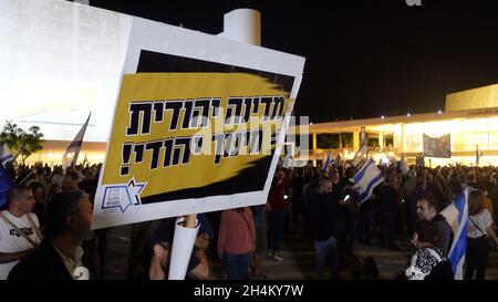 Un protestant de droite israélien porte un panneau qui lit « État juif, éducation juive » comme des militants de droite et des partisans du Likoud se réunissent pour protester contre les politiques gouvernementales et réinstaller le chef de l'opposition Benjamin Netanyahu au poste de Premier ministre sur la place Habima le 02 novembre 2021 à tel-Aviv, Israël.Les militants religieux nationaux et les colons juifs abandonnent le Premier ministre de droite Naftali Bennett en raison de son partenariat avec les partis centristes et de gauche. Banque D'Images