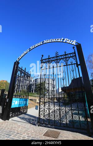 Entrée au parc naturel de Camley Street, récemment rouvert, géré par le London Wildlife Trust, avec les Gasfers au-delà, à Kings Cross, au nord de Londres. Banque D'Images