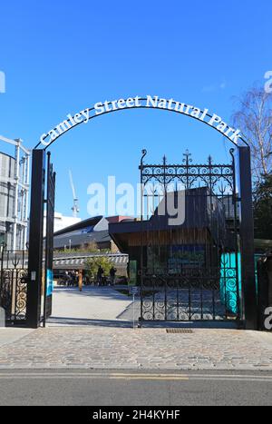 Entrée au parc naturel de Camley Street, récemment rouvert, géré par le London Wildlife Trust, avec les Gasfers au-delà, à Kings Cross, au nord de Londres. Banque D'Images