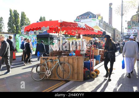 Stands de nourriture au marché dynamique Sunday Brick Lane en automne sous le soleil à l'est de Londres, Royaume-Uni Banque D'Images