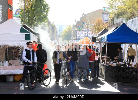 Stands de nourriture au marché dynamique Sunday Brick Lane en automne sous le soleil à l'est de Londres, Royaume-Uni Banque D'Images