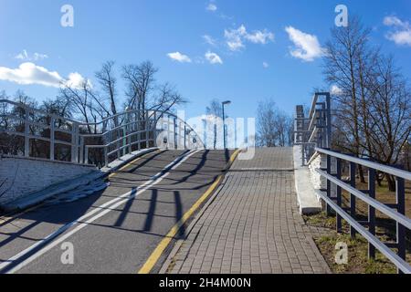 Belle vue de face d'un pont en pierre avec un sentier de randonnée et de vélo Banque D'Images