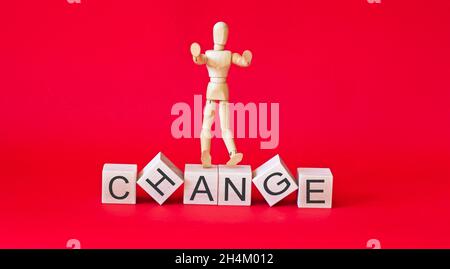 Blocs en bois avec les lettres et les mots changent et le hasard. Le concept de l'auto-motivation, l'auto-développement et l'amélioration des qualités personnelles. Chance Banque D'Images