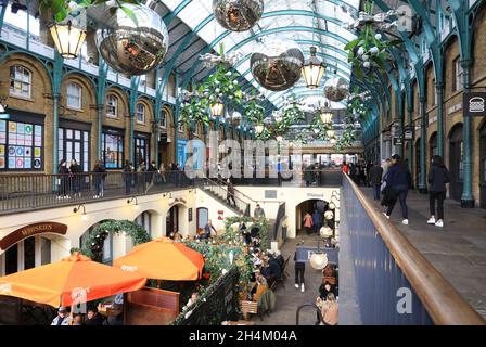 Restaurants et magasins à Covent Garden avec décorations de Noël en haut, dans le centre de Londres, Royaume-Uni Banque D'Images