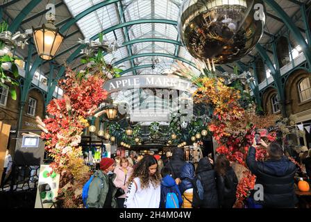 Shopping d'automne dans le marché aux pommes, dans le Covent Garden à la mode, à Londres, Royaume-Uni Banque D'Images