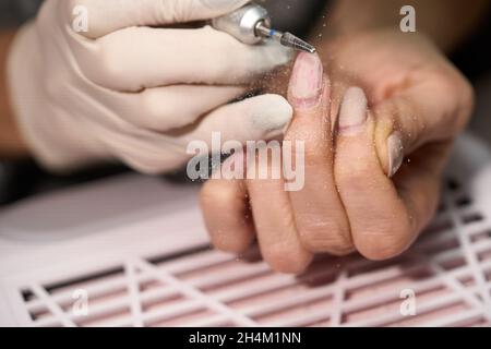 Femme qui fait manucure pour elle-même avec le foret à ongles.Photo de haute qualité Banque D'Images