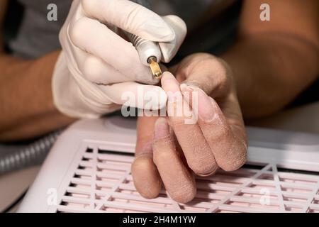 Femme qui fait manucure pour elle-même avec le foret à ongles.Photo de haute qualité Banque D'Images