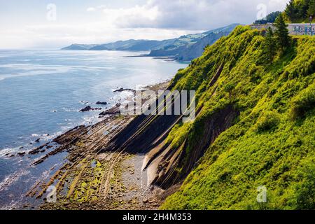 Vue côtière du point de vue d'Itziar à Deva où vous pouvez voir les formations géologiques dans les rochers des falaises appelées Flysch.Zumaya, Gipuzk Banque D'Images