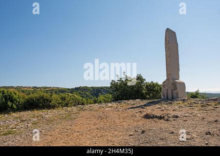 Baska, Croatie - 4 septembre 2021.Partie de la vallée de Baska Glagolitic Alphabet Trail, le plus ancien alphabet slave connu datant du IXe siècle. Banque D'Images