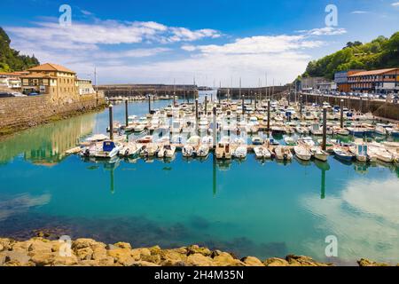 Vue aérienne du port de pêche de Mutriku par une journée ensoleillée.Gipuzkoa, Eskadi, Espagne Banque D'Images
