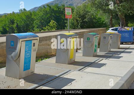 Draga Bascanska, Croatie - 4 septembre 2021.Une ligne de bacs de recyclage sur l'île de Krk, dans le pays de Primorje-Gorski Kotar, dans l'ouest de la Croatie.Ils sont de Banque D'Images