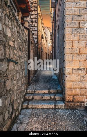 Ruelle étroite la nuit à Dubrovnik. Banque D'Images