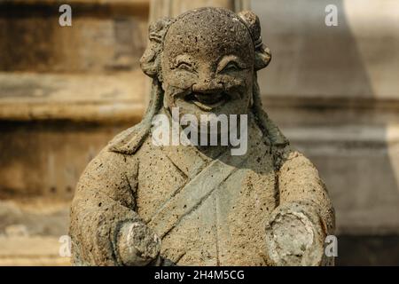 Bangkok, Thaïlande-janvier 16,2020.figurine de gardien chinois, sculpture du guerrier dans le complexe du temple bouddhiste Wat Pho.détail de l'ancienne statue de pierre.populaire Banque D'Images