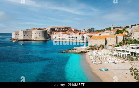 Belle plage dans la vieille ville de Dubrovnik, Croatie. Banque D'Images