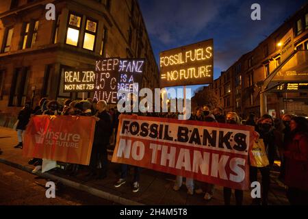 Glasgow, Royaume-Uni.L’action « Bank on Our future », organisée par Rainforest action Network, Stop the Money Pipeline and Bank Track, a lieu à la tombée de la nuit devant le musée Kelvingrove, où une soirée a été organisée pour des organisations du monde financier dans le cadre de la 26e Conférence des Nations Unies sur les changements climatiques, connue sous le nom de COP26,À Glasgow, en Écosse, le 3 novembre 2021.Photo: Jeremy Sutton-Hibbert/Alamy Live News. Banque D'Images