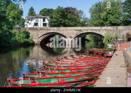 Le Yorkshire de la rivière Nidd, vue en été des personnes qui ravirent vers le High Bridge sur la rivière Nidd dans la pittoresque ville de Knaresborough, dans le nord du Yorkshire Banque D'Images