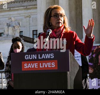 Washington DC, États-Unis.3 novembre 2021, Washington, District de Columbia, Etats-Unis: L'ancienne députée Gabrielle Giffords a appelé la Cour suprême des Etats-Unis à respecter la loi de l'Etat de New York sur la sécurité des armes à feu avant que la Cour n'entende des arguments d'ouverture contre elle.Elle et 18 autres ont été abattus lors d'une réunion constitutive dans une banlieue de Tucson en janvier 2011.Six personnes sont mortes.(Credit image: © Sue Dorfman/ZUMA Press Wire) Credit: ZUMA Press, Inc./Alamy Live News Banque D'Images