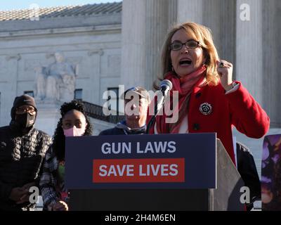 Washington DC, États-Unis.3 novembre 2021, Washington, District de Columbia, Etats-Unis: L'ancienne députée Gabrielle Giffords a appelé la Cour suprême des Etats-Unis à respecter la loi de l'Etat de New York sur la sécurité des armes à feu avant que la Cour n'entende des arguments d'ouverture contre elle.Elle et 18 autres ont été abattus lors d'une réunion constitutive dans une banlieue de Tucson en janvier 2011.Six personnes sont mortes.(Credit image: © Sue Dorfman/ZUMA Press Wire) Credit: ZUMA Press, Inc./Alamy Live News Banque D'Images