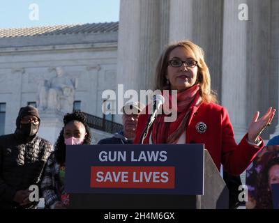 Washington DC, États-Unis.3 novembre 2021, Washington, District de Columbia, Etats-Unis: L'ancienne députée Gabrielle Giffords a appelé la Cour suprême des Etats-Unis à respecter la loi de l'Etat de New York sur la sécurité des armes à feu avant que la Cour n'entende des arguments d'ouverture contre elle.Elle et 18 autres ont été abattus lors d'une réunion constitutive dans une banlieue de Tucson en janvier 2011.Six personnes sont mortes.(Credit image: © Sue Dorfman/ZUMA Press Wire) Credit: ZUMA Press, Inc./Alamy Live News Banque D'Images