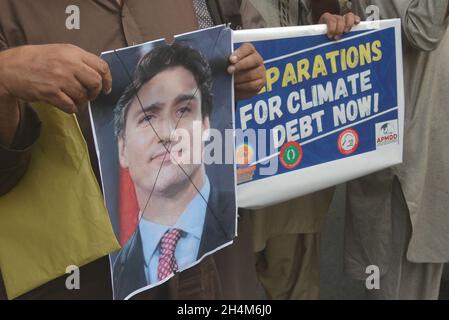 Lahore, Pakistan.03ème novembre 2021.Les militants pakistanais du Comité Kissan Rabita (PKRC), qui tiennent des pancartes et portent un effigie du Premier ministre britannique Boris Johnson lors d'une manifestation dans le cadre de la conférence COP26 des Nations unies sur le changement climatique.Manifestation organisée par le Président du Comité Kissan Rabita (PKRC) de Farooq Tariq à Lahore.(Photo de Rana Sajid Hussain/Pacific Press/Sipa USA) crédit: SIPA USA/Alay Live News Banque D'Images