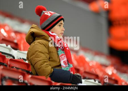 Liverpool, Royaume-Uni.03ème novembre 2021.Un jeune fan de Liverpool prend son siège à Anfield à Liverpool, au Royaume-Uni, le 11/3/2021.(Photo de Simon Whitehead/News Images/Sipa USA) crédit: SIPA USA/Alay Live News Banque D'Images