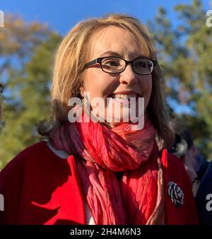 Washington DC, États-Unis.3 novembre 2021, Washington, District de Columbia, Etats-Unis: L'ancienne députée Gabrielle Giffords a appelé la Cour suprême des Etats-Unis à respecter la loi de l'Etat de New York sur la sécurité des armes à feu avant que la Cour n'entende des arguments d'ouverture contre elle.Elle et 18 autres ont été abattus lors d'une réunion constitutive dans une banlieue de Tucson en janvier 2011.Six personnes sont mortes.(Credit image: © Sue Dorfman/ZUMA Press Wire) Credit: ZUMA Press, Inc./Alamy Live News Banque D'Images