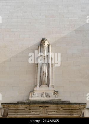 Figure sculptée de Speed dans les années 1930 sur le front ouest du bâtiment du quai Georges Liverpool 2021 Banque D'Images