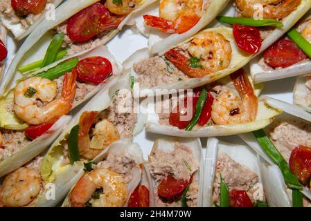 assiette de tizers - salade de thon, crevettes et tomates servies sur des feuilles de laitue Banque D'Images