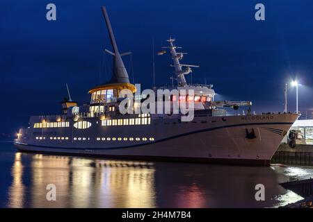 Cassen Eils le vaisseau amiral HELGOLAND dans le port de Cuxhaven à la tombée de la nuit Banque D'Images