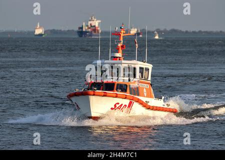 Le bateau de sauvetage DGzRS Wolfgang PAUL LORENZ sur l'Elbe Banque D'Images