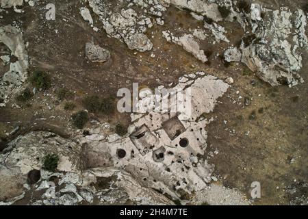 Duhok, Irak.02 novembre 2021.Une vue aérienne de la presse à vins découverte de 2,700 ans fouillée au pied d'une montagne.Des érudits kurdes de la Direction des Antiquités de Duhok, en coopération avec l'Université italienne d'Udine, ont découvert 14 presse à vins datant de plus de 2,700 ans, près du village de Khinis dans le gouvernorat de Duhok,Région du Kurdistan d'Irak et on croit que ces presses sont la plus ancienne presse à vin dans le nord de la Mésopotamie, elle remonte au règne du roi assyrien Sargon II et de son fils Sennacherib.Crédit : SOPA Images Limited/Alamy Live News Banque D'Images