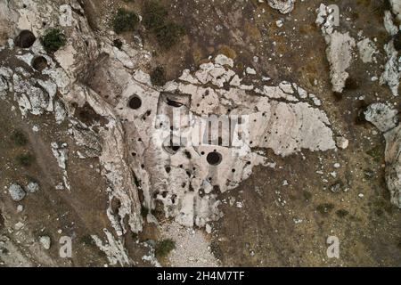 Duhok, Irak.02 novembre 2021.Une vue aérienne de la presse à vins découverte de 2,700 ans fouillée au pied d'une montagne.Des érudits kurdes de la Direction des Antiquités de Duhok, en coopération avec l'Université italienne d'Udine, ont découvert 14 presse à vins datant de plus de 2,700 ans, près du village de Khinis dans le gouvernorat de Duhok,Région du Kurdistan d'Irak et on croit que ces presses sont la plus ancienne presse à vin dans le nord de la Mésopotamie, elle remonte au règne du roi assyrien Sargon II et de son fils Sennacherib.Crédit : SOPA Images Limited/Alamy Live News Banque D'Images