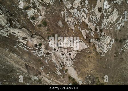 Duhok, Irak.02 novembre 2021.Une vue aérienne de la presse à vins découverte de 2,700 ans fouillée au pied d'une montagne.Des érudits kurdes de la Direction des Antiquités de Duhok, en coopération avec l'Université italienne d'Udine, ont découvert 14 presse à vins datant de plus de 2,700 ans, près du village de Khinis dans le gouvernorat de Duhok,Région du Kurdistan d'Irak et on croit que ces presses sont la plus ancienne presse à vin dans le nord de la Mésopotamie, elle remonte au règne du roi assyrien Sargon II et de son fils Sennacherib.Crédit : SOPA Images Limited/Alamy Live News Banque D'Images