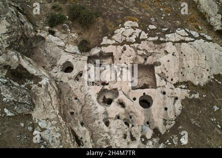 Duhok, Irak.02 novembre 2021.Une vue aérienne de la presse à vins découverte de 2,700 ans fouillée au pied d'une montagne.Des érudits kurdes de la Direction des Antiquités de Duhok, en coopération avec l'Université italienne d'Udine, ont découvert 14 presse à vins datant de plus de 2,700 ans, près du village de Khinis dans le gouvernorat de Duhok,Région du Kurdistan d'Irak et on croit que ces presses sont la plus ancienne presse à vin dans le nord de la Mésopotamie, elle remonte au règne du roi assyrien Sargon II et de son fils Sennacherib.Crédit : SOPA Images Limited/Alamy Live News Banque D'Images