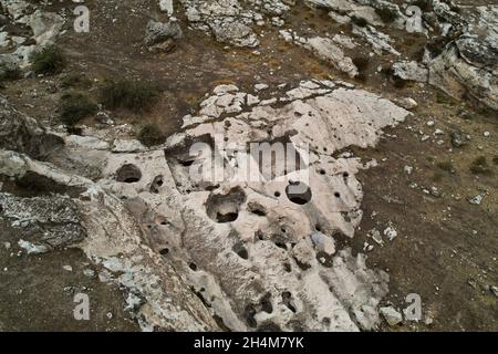 Duhok, Irak.02 novembre 2021.Une vue aérienne de la presse à vins découverte de 2,700 ans fouillée au pied d'une montagne.Des érudits kurdes de la Direction des Antiquités de Duhok, en coopération avec l'Université italienne d'Udine, ont découvert 14 presse à vins datant de plus de 2,700 ans, près du village de Khinis dans le gouvernorat de Duhok,Région du Kurdistan d'Irak et on croit que ces presses sont la plus ancienne presse à vin dans le nord de la Mésopotamie, elle remonte au règne du roi assyrien Sargon II et de son fils Sennacherib.Crédit : SOPA Images Limited/Alamy Live News Banque D'Images