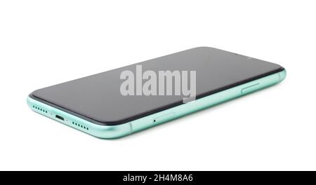 Moscou, Russie - 30 avril 2020 : l'iPhone 11 d'Apple vert est isolé sur un fond blanc.Gros plan d'un nouveau smartphone Apple. Banque D'Images